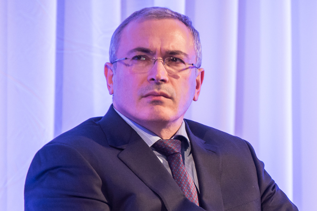 Кот поймал кролика